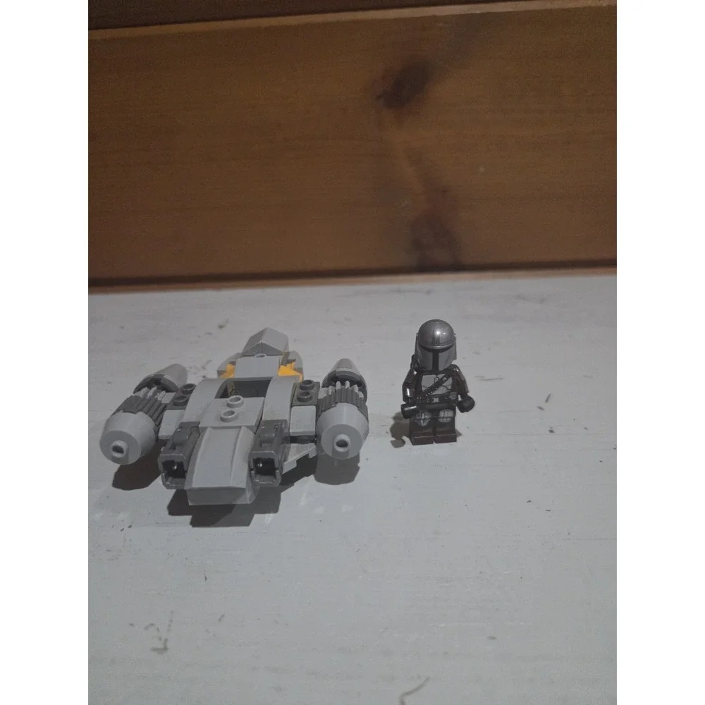 LEGO Star Wars: The Razor Crest Microfighter 75321 + Mandalorian Din Djarin Fig